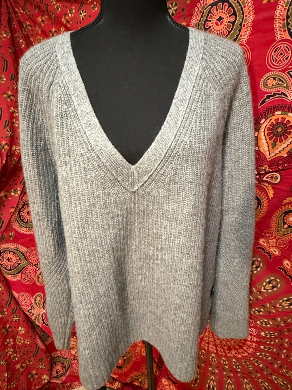 ABERCROMBIE & FITCH V-NECK CASHMERE SWEATER🌸
